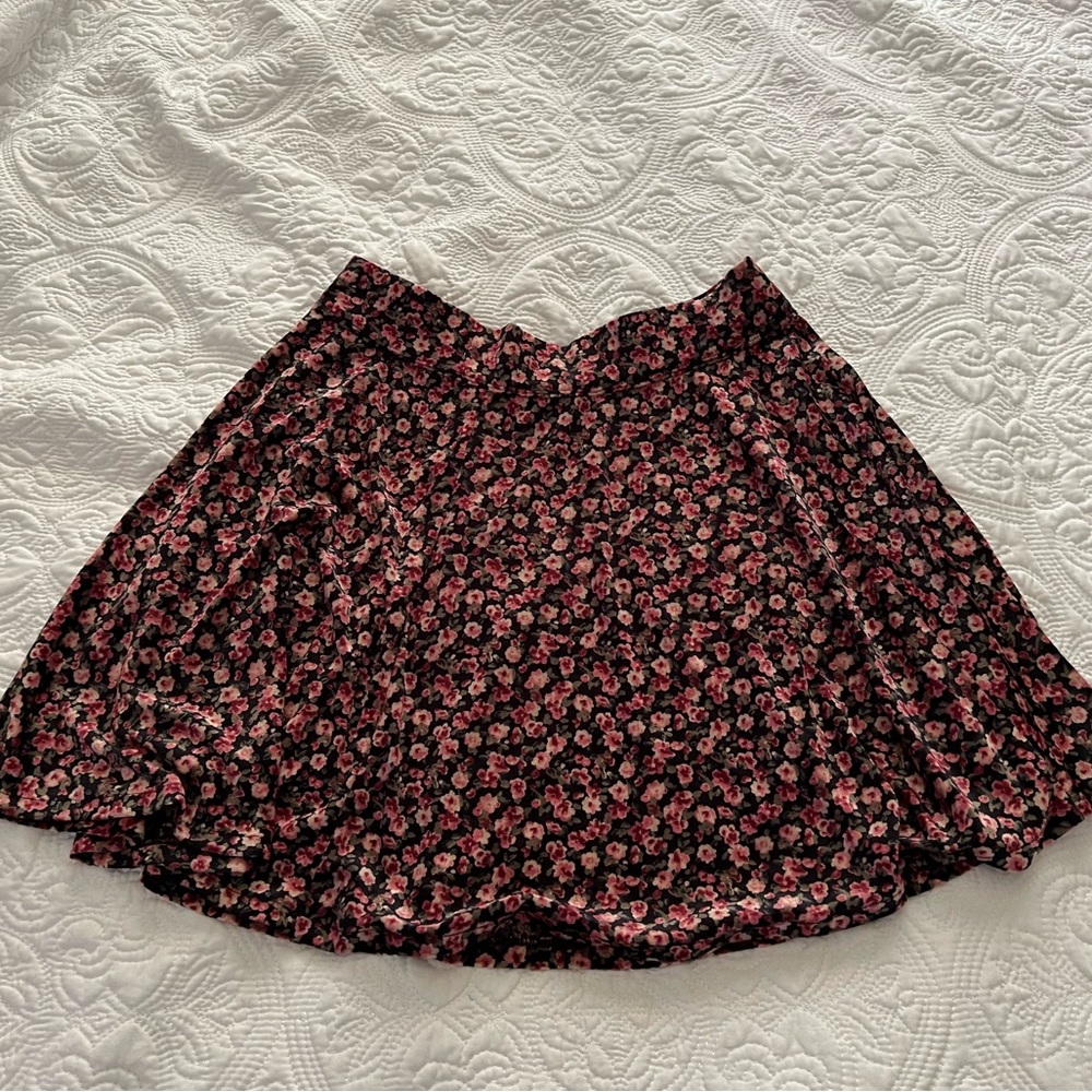 WOMEN’S HOLLISTER VELVET FLORAL SKIRT